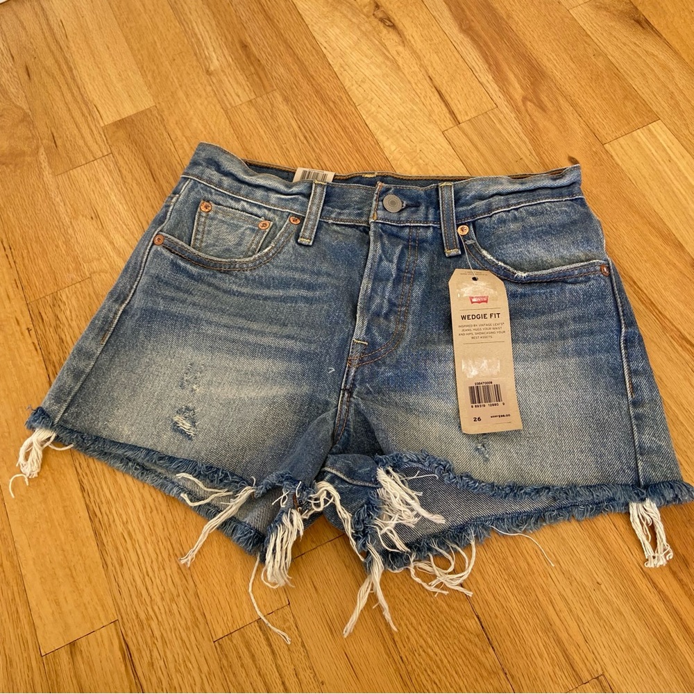 Levi’s Wedgie Fit shorts size 26
